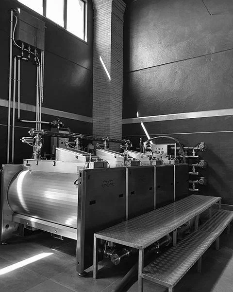 Interno Macchinari Frantoio Principe Paviro Cisterne di raccolta